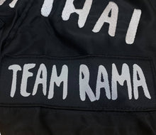 Carica l&#39;immagine nel visualizzatore di Gallery, Pantaloncini Muay Thai Nero Team Rama edition
